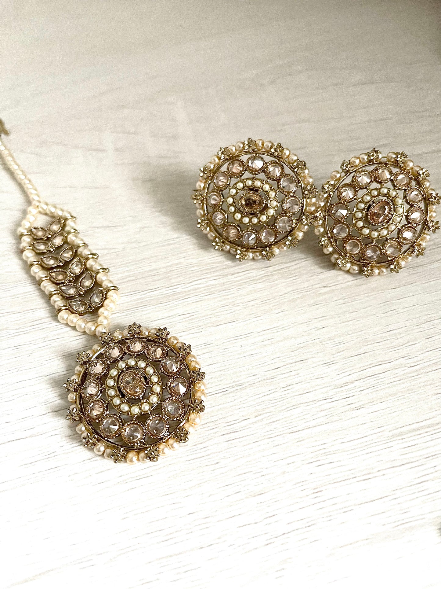 Round Earrings with Tikka