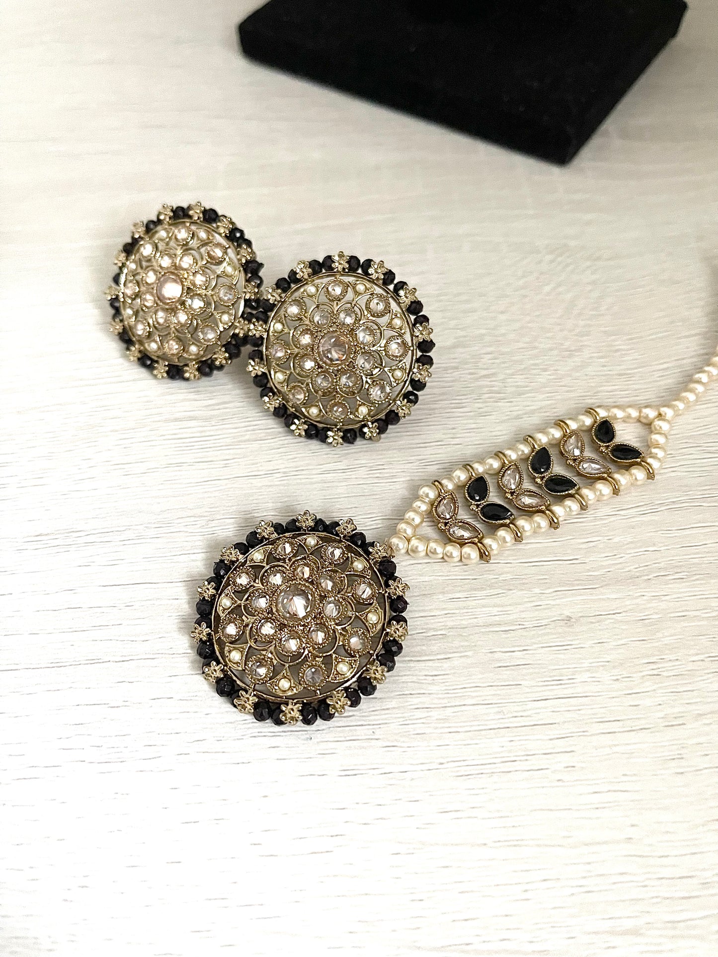 Round Earrings with Tikka